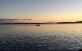 Båt på vei mot Hærøya en junikveld